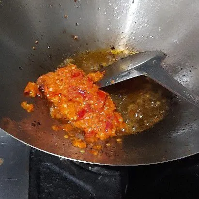 Panaskan minyak agak banyak lalu tumis sambal dengan api kecil.