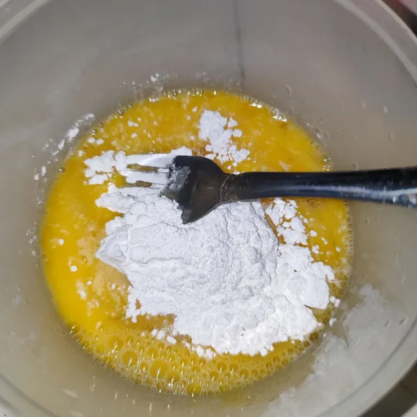 Kemudian pecahkan kan telur, lalu masukan tepung beras, kocok sampai tepung larut.