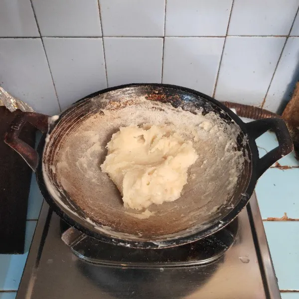 Masak hingga adonan seperti pasta, gunakan api kecil cenderung sedang. Matikan api, biarkan hangat.