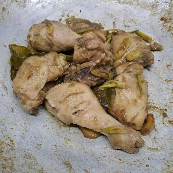 Masak sampai bumbu menyerap dan kuah menyusut sempurna. Matikan kompor.