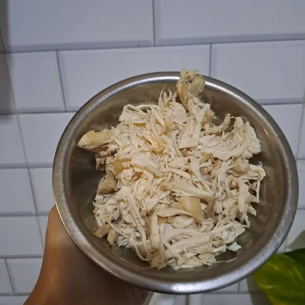 Kukus ayam lalu suwir.