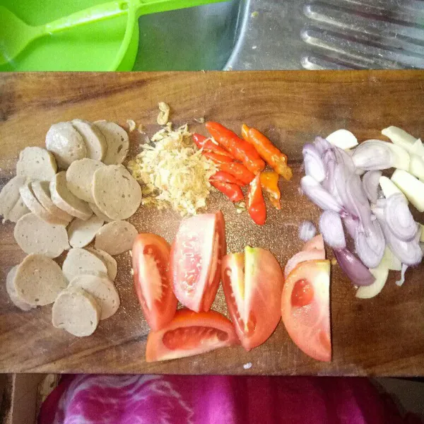 Iris bawang merah, bawang putih, cabe rawit, tomat dan bakso.