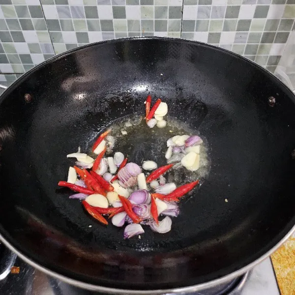 Tumis bawang merah, bawang putih serta cabai hingga wangi dan sedikit berubah warna.