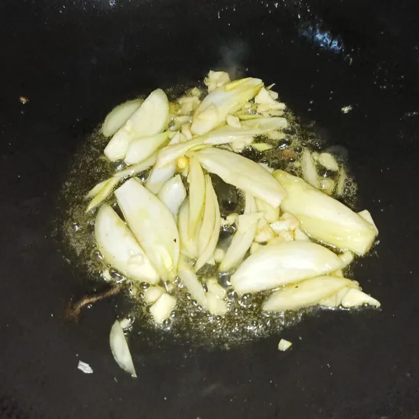 Panaskan margarin atau mentega, lalu tumis bawang bombay dan bawang putih sampai harum.