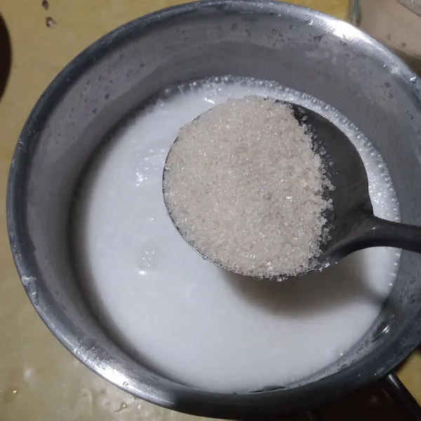 Dalam wadah masukkan susu, bubuk agar-agar, bubuk jelly, gula, aduk rata masak hingga mendidih sambil diaduk aduk matikan kompor.