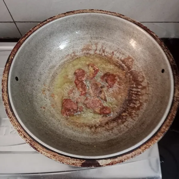Goreng ampela lalu goreng bumbu serundeng nya, setelah matang taburkan bumbu serundeng di atas ampela, siap di sajikan.