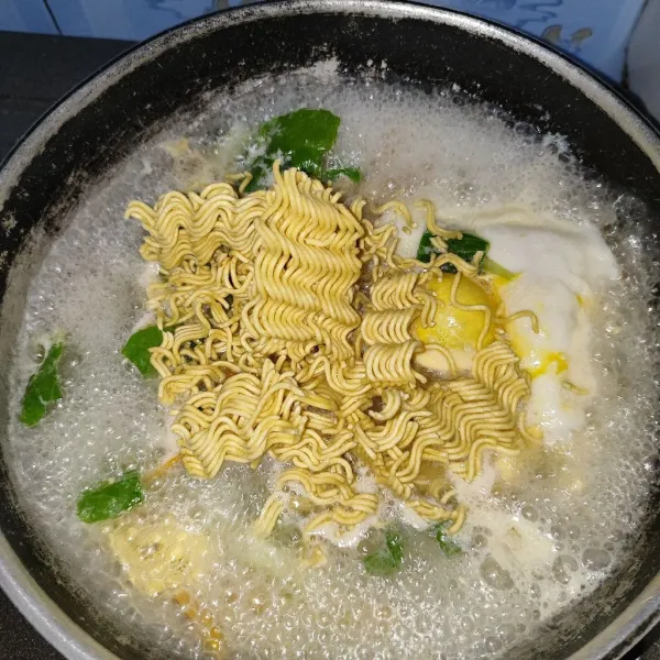 Kemudian masukan mie.