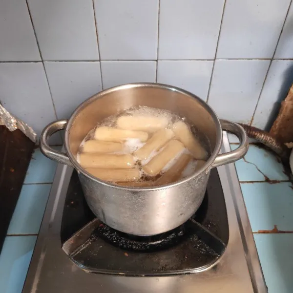 Didihkan air, tambahkan sedikit minyak sayur, rebus pempek hingga mengapung.