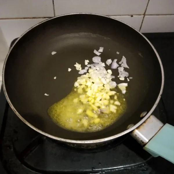 Panaskan margarin hingga cair lalu masukkan irisan bawang, tumis sampai harum.