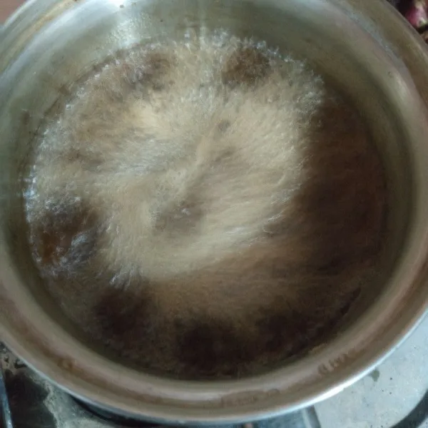 Masak sambil diaduk sampai semua gula larut dan mendidih.