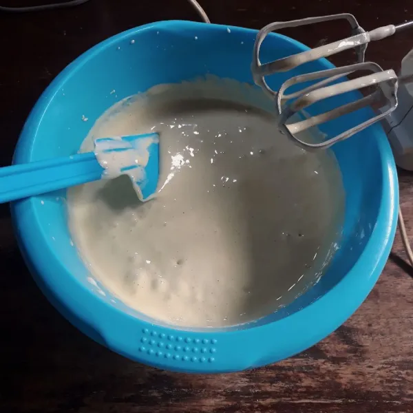 Tambahkan terigu yang sudah diayak, mixer rendah asal rata saja.