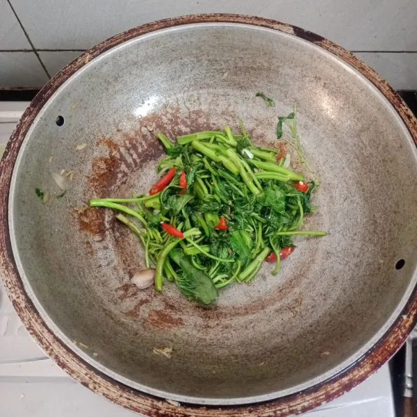 Taburi kangkung dengan irisan cabai. Siap di sajikan dengan sepiring nasi.