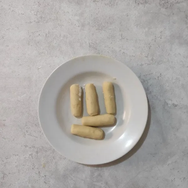 Ambil sedikit adonan, bentuk memanjang atau sesuai selera.