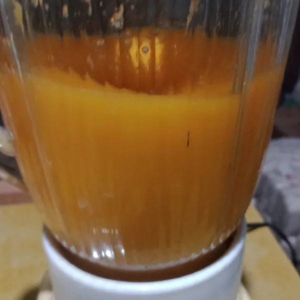 Masukkan whipping cream, madu, mangga proses dengan blender hingga halus, sisihkan.