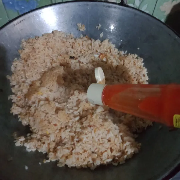 Masukkan saus sambal, kecap manis, kecap asin aduk rata koreksi rasa.