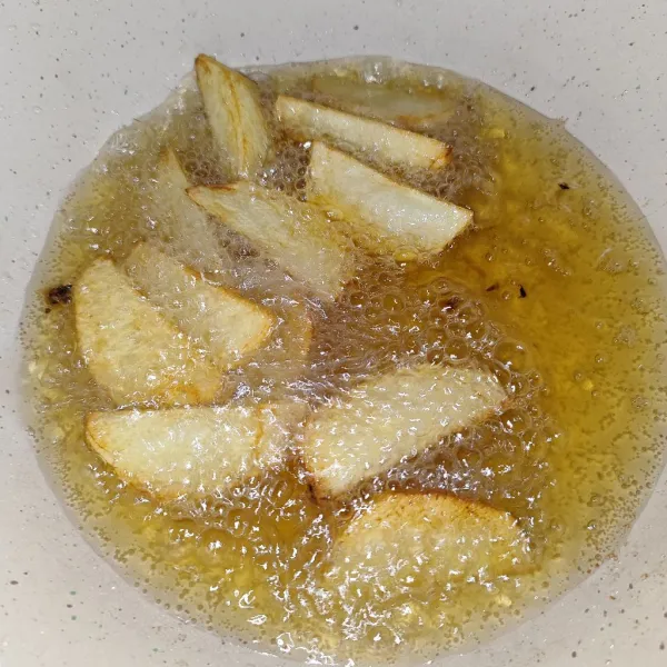 Goreng kentang sampai matang.