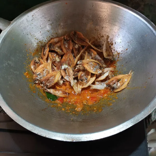 Lalu masukan ikan asin goreng. Aduk sampai rata.