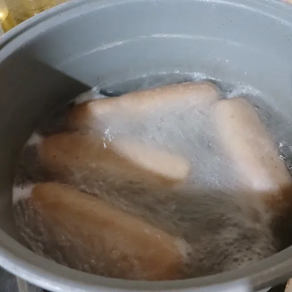 Masukkan ke air yang sudah mendidih. Rebus hingga terapung. Angkat tiriskan dan dinginkan. Masukkan kulkas semalaman.