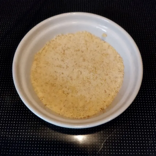 Ambil ramekin tahan panas, lalu beri 2 sendok makan adonan crumble dan padatkan.