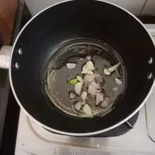 Tumis bawang merah dan bawang putih, lalu tambahkan air.