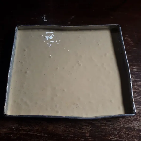 Olesi loyang 25 x 30 cm dengan margarin. Tuang adonan, ratakan dan hentak - hentakkan loyang.