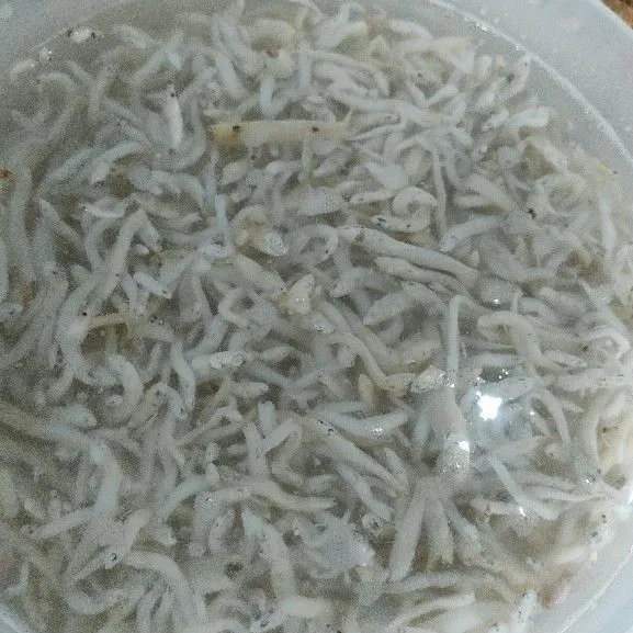 Rendam teri medan dengan air hangat lalu tiriskan.