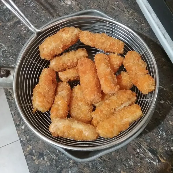 Angkat stik tahu dan tiriskan (gunakan tissue penyerap minyak jika perlu).