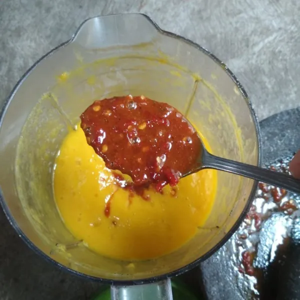 Campurkan sambal ke dalam jus mangga kemudian proses hingga halus, jangan lupa koreksi rasa.
