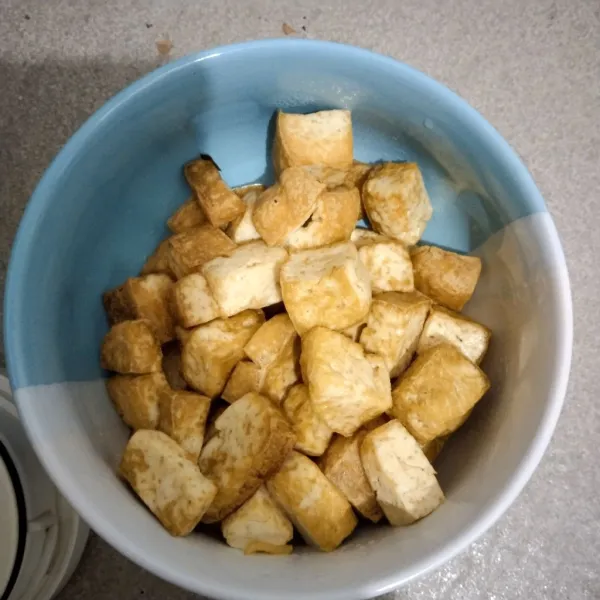 Potong tahu kotak-kotak lalu goreng sampai matang,angkat dan sisihkan.