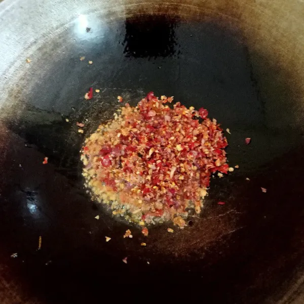 Tumis bumbu halus, bawang merah, bawang putih, dan cabai merah .