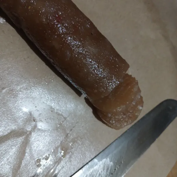 Iris-iris tipis. Olesi pisaunya dengan minyak goreng agar krupuk tidak lengket.
