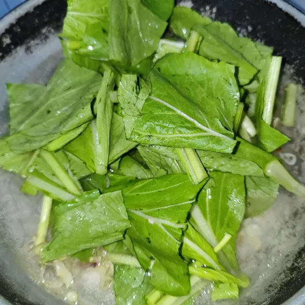 Lalu masukkan sayur.