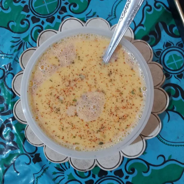 Kocok lepas telur, kaldu jamur, cabe bubuk, garam, dan lada bubuk.