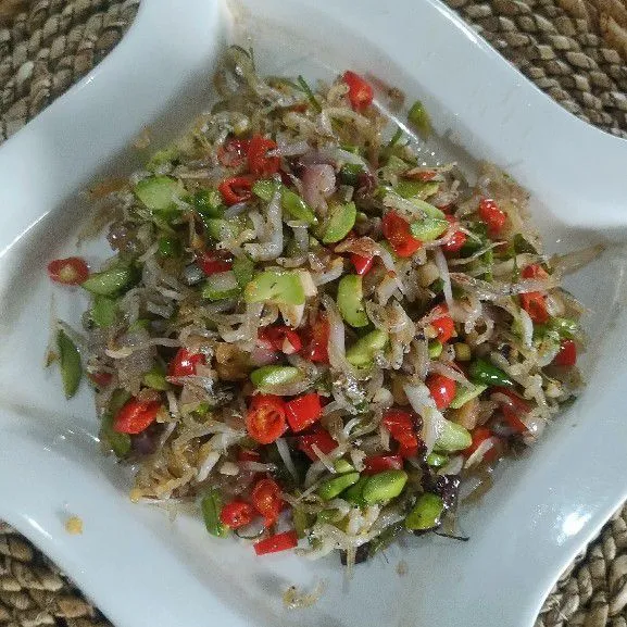 Siap disantap dengan nasi panas.