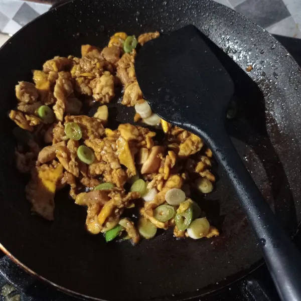 Terakhir masukan irisan daun bawang, aduk rata matikan api.