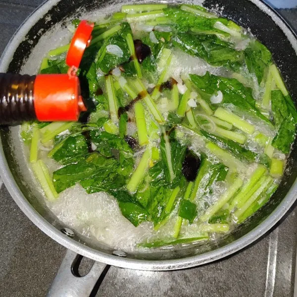 Terakhir masukkan saus tiram, lalu masak sampai sayur empuk. Setelah masak, sajikan di piring selagi hangat.