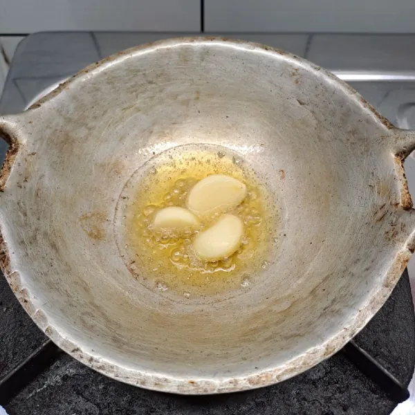 Goreng bawang putih sampai layu. Kemudian cincang.
