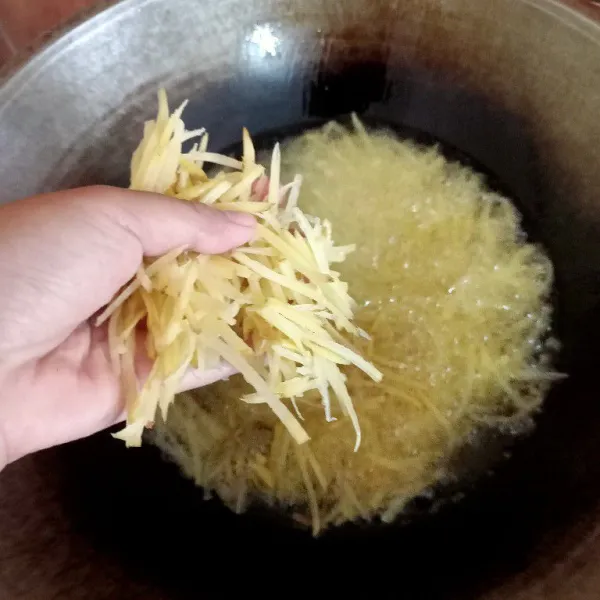 Goreng kentang hingga warna cokelat keemasan.