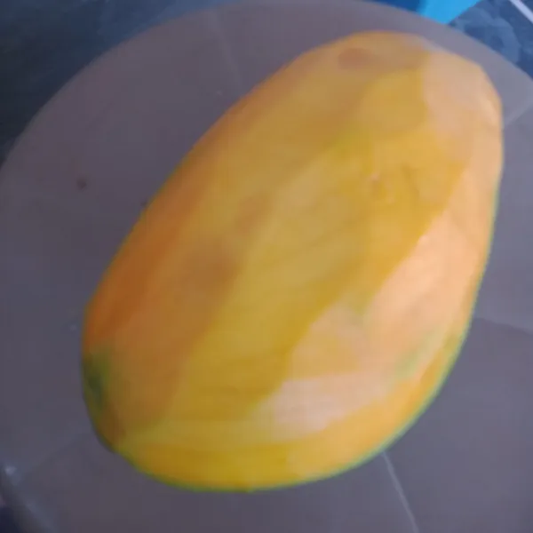 Siapkan semua bahan kemudian kupas mangga potong-potong sisihkan, kocok whipping cream, susu kental manis, air es hingga mencair sisihkan.