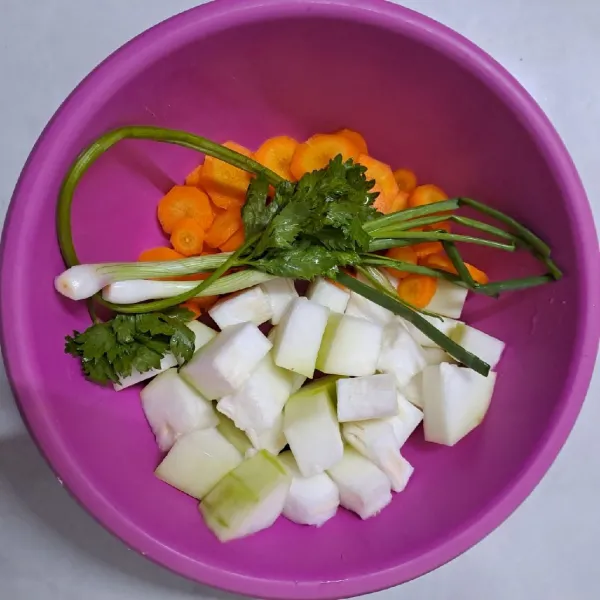 Kupas dan potong labu air dan wortel sesuai selera.