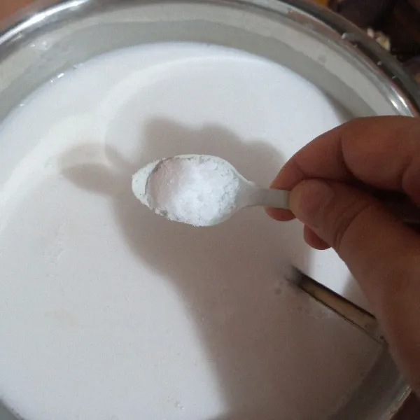 Nyalakan api. Masak sambil diaduk. Masukkan garam.
