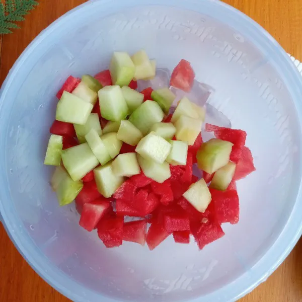 Masukkan melon dan semangka.