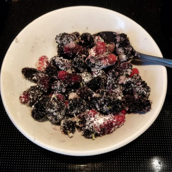 Campurkan mulberry dengan gula dan terigu, aduk rata.