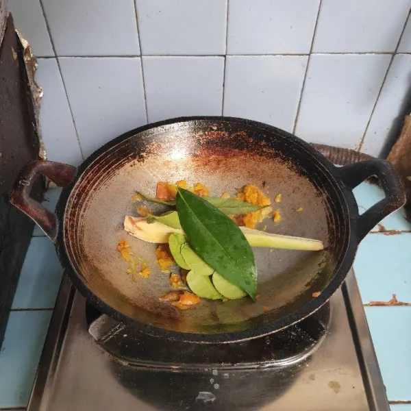Tambahkan daun salam, daun jeruk, lengkuas dan serai. Aduk rata.