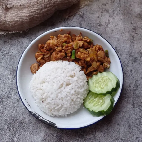 Siapkan nasi, lalu beri tumisan ayam telur, dan timun, sajikan.
