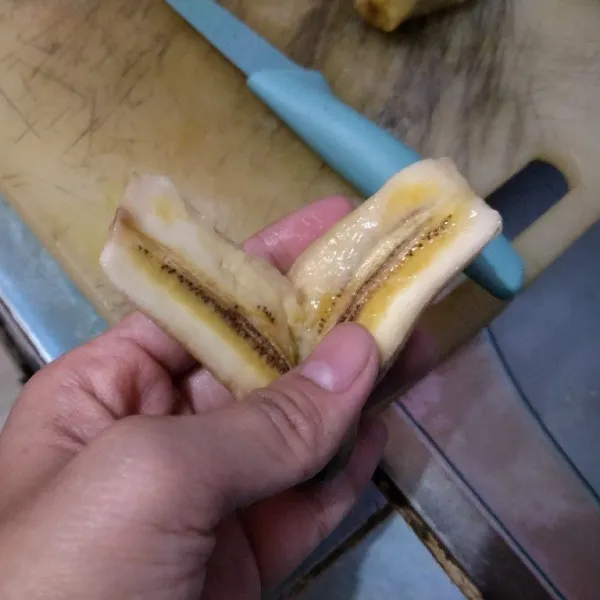 Belah pisang jadi 2 tanpa putus. Ini kepok yang kecil ya, kalau pakai kepok ukuran besar bisa dibelah 2 jadi hasil lebih banyak.