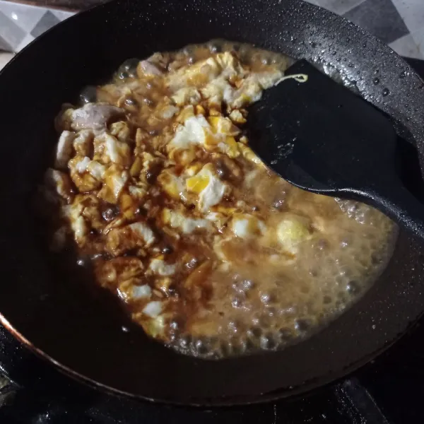 Beri air, lalu masukan kocokan telur, kecap manis, saus tiram, garam, gula pasir dan kaldu bubuk, aduk sampai tercampur rata.