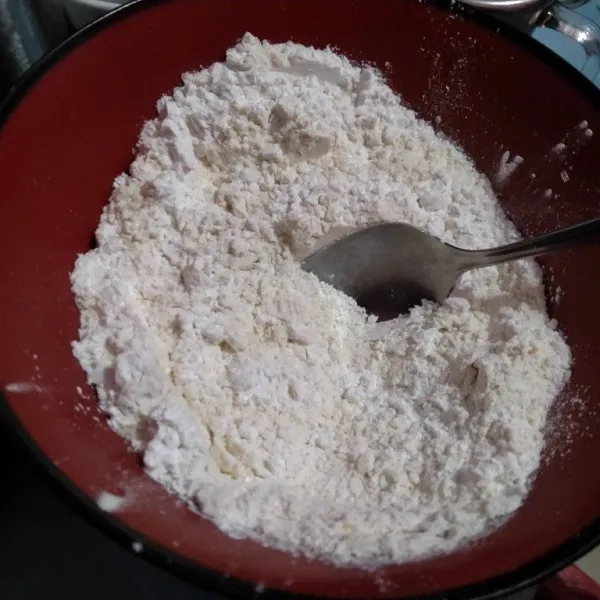 Campur semua bahan jadi satu kecuali pisang, margarin dan air.