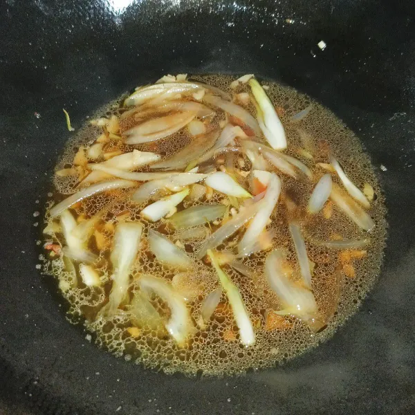 Tuang air dan tambahkan kecap manis, saus tiram dan saus tomat.