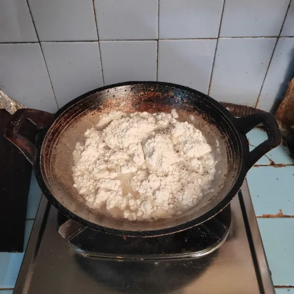 Siapkan wajan, masukkan semua bahan biang. Aduk rata.